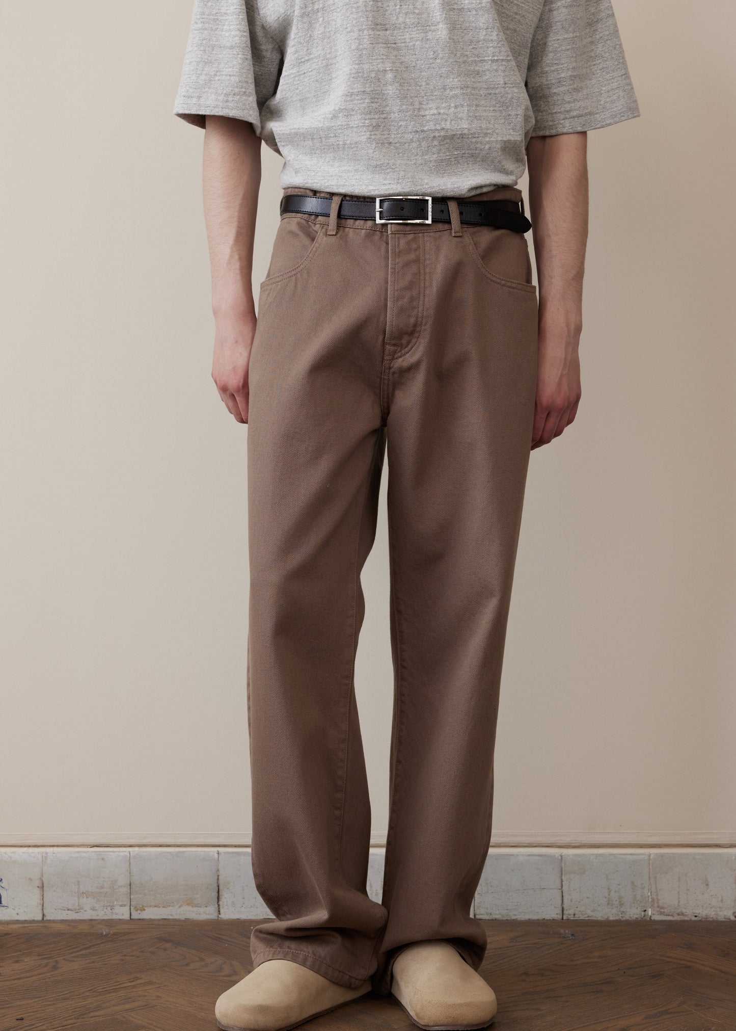 RÓHE MEN RELAXED LEG JEANS - TAUPE