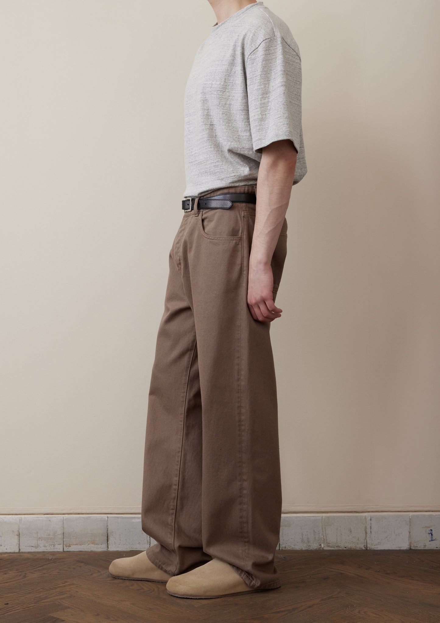 RÓHE MEN RELAXED LEG JEANS - TAUPE