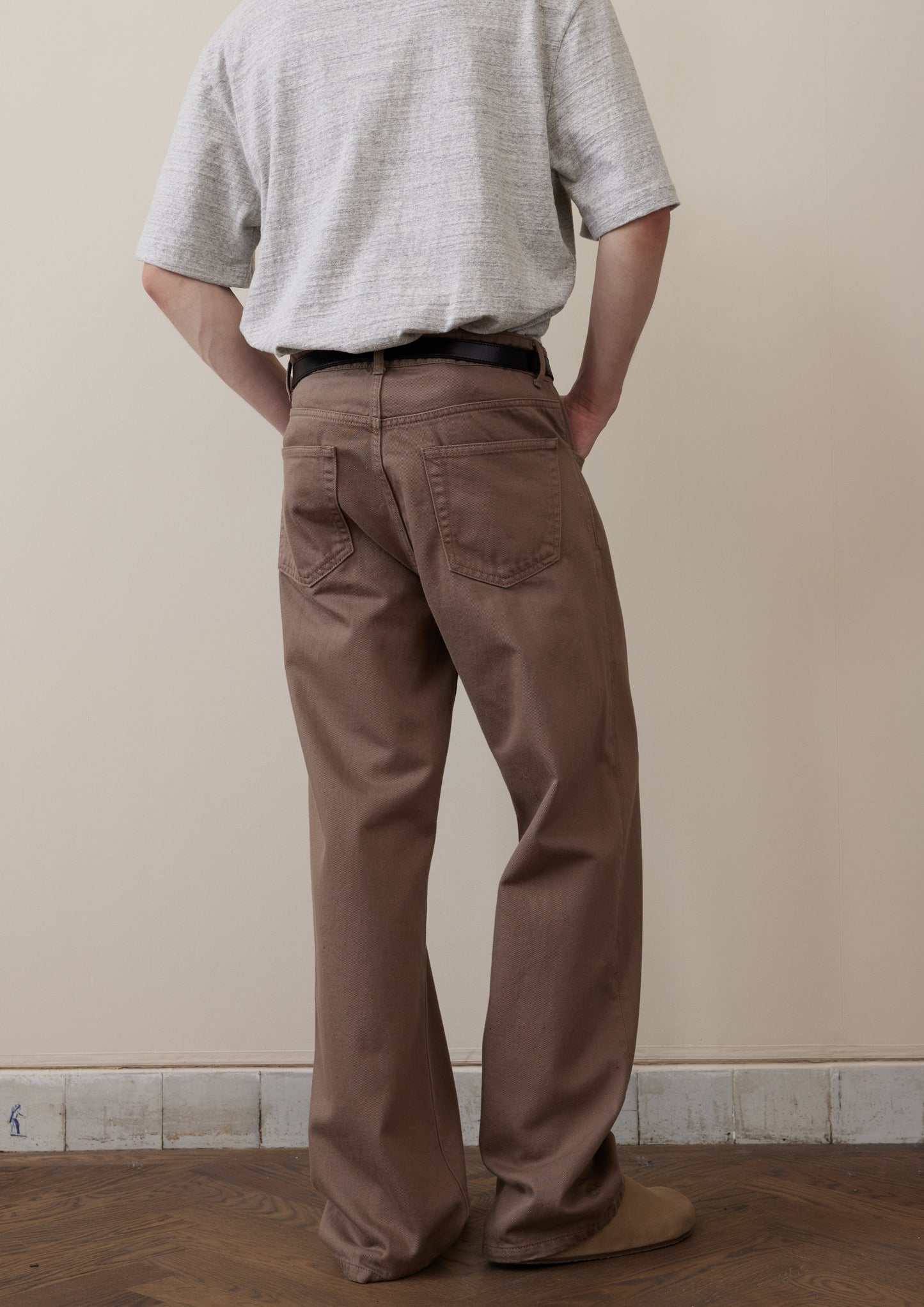 RÓHE MEN RELAXED LEG JEANS - TAUPE