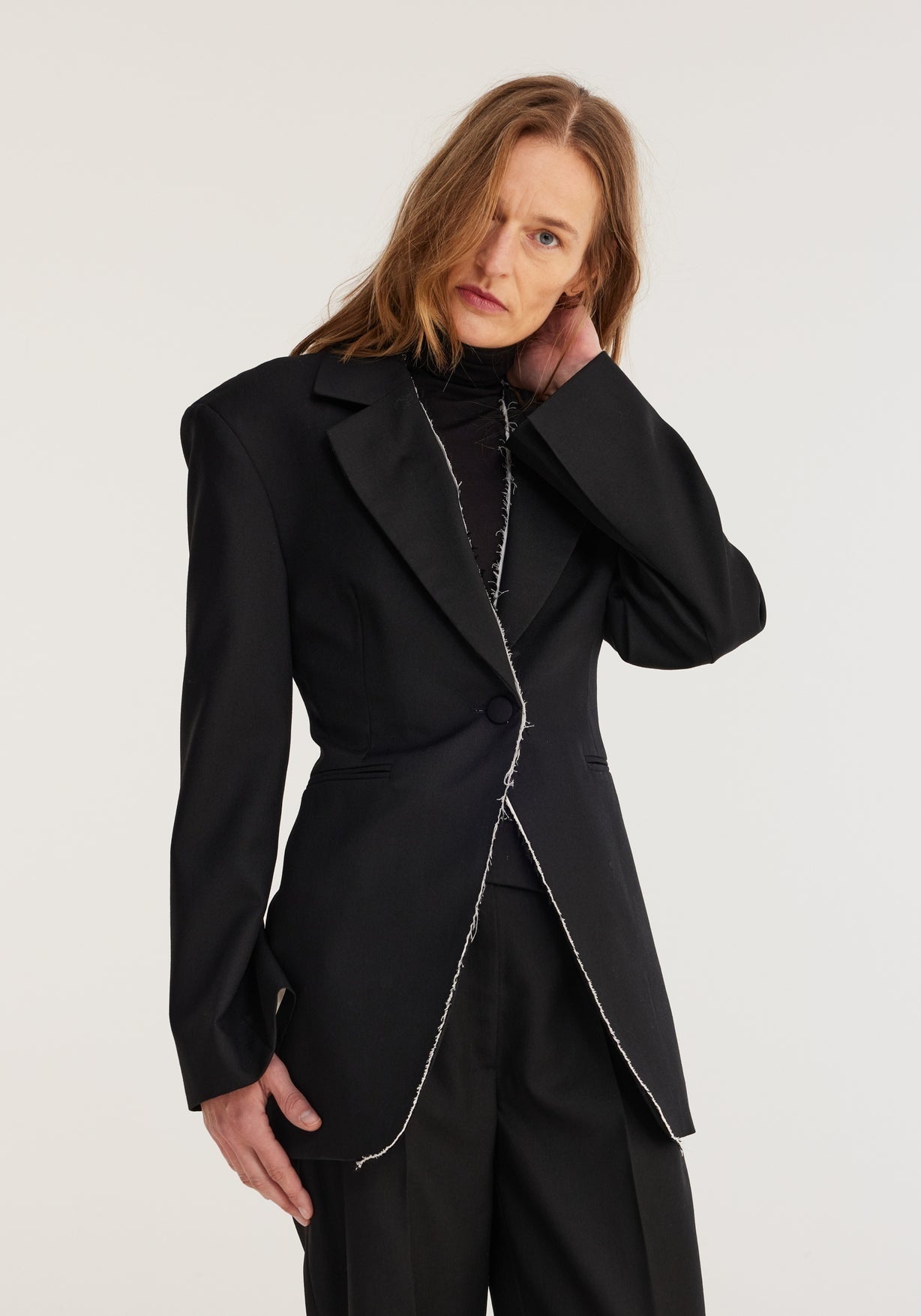 RÓHE RAW EDGE WAISTED BLAZER - NOIR