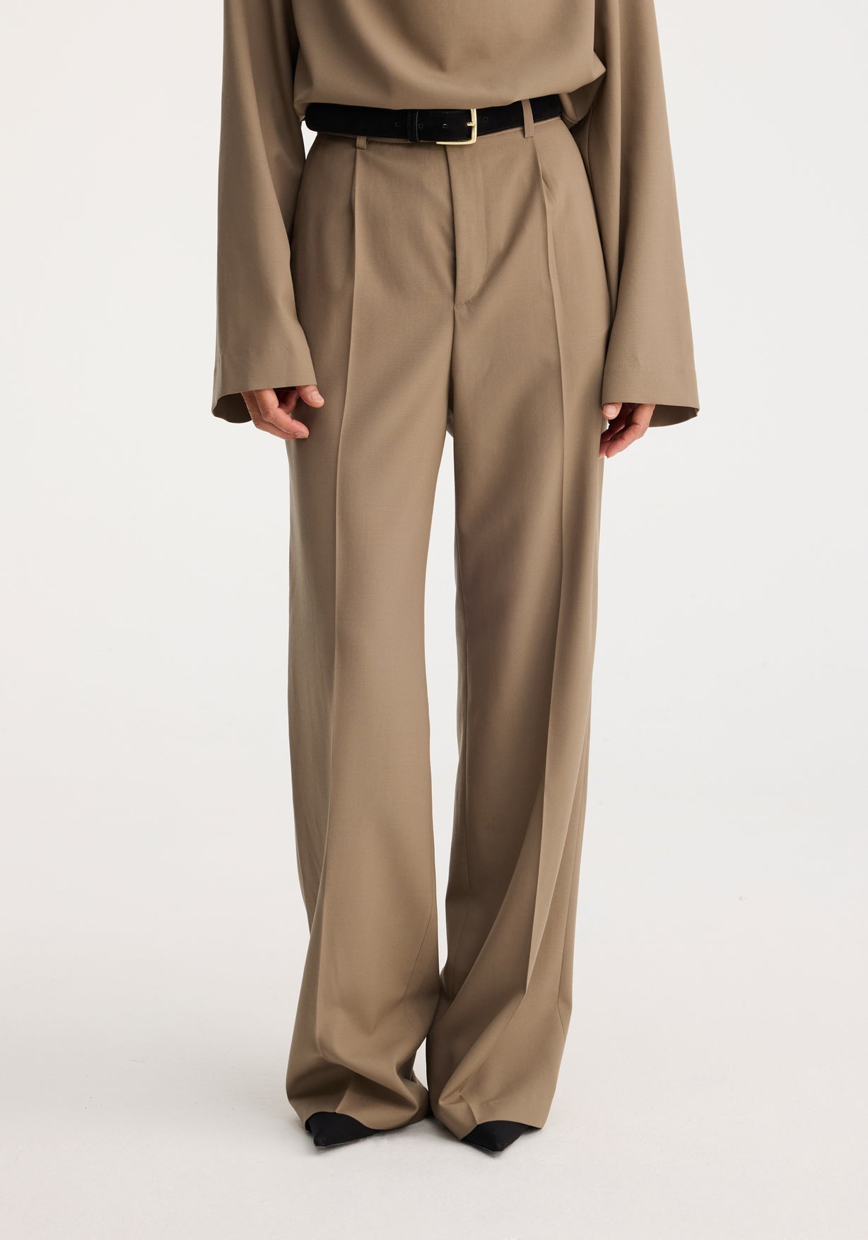 RÓHE RELAXED SINGLE PLEATED TROUSERS - KHAKI
