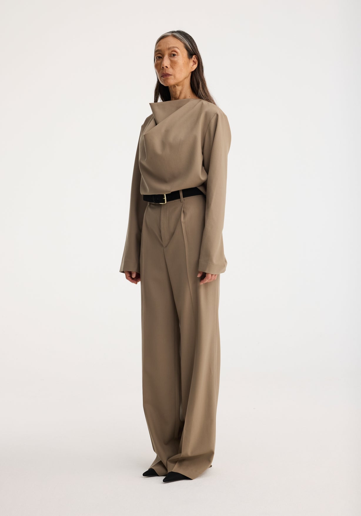 RÓHE RELAXED SINGLE PLEATED TROUSERS - KHAKI