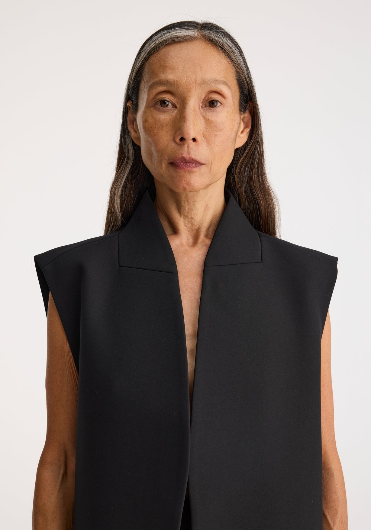 RÓHE SLEEVELESS JACKET - BLACK