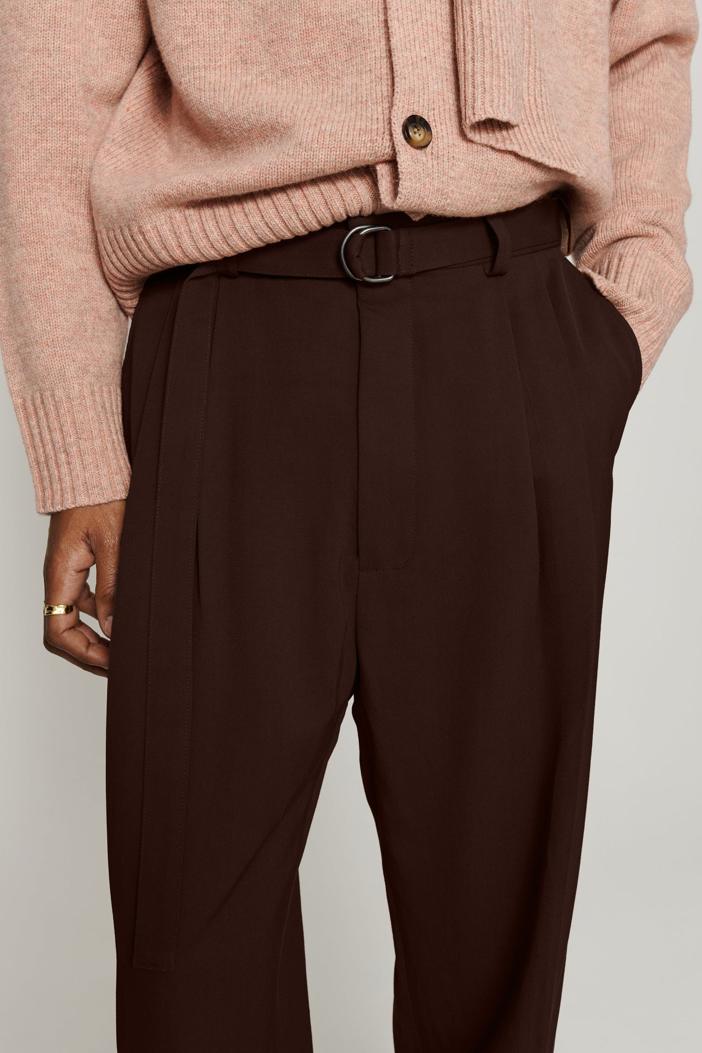 CMMN SWDN OMAR BELT TROUSERS - BURGUNDY