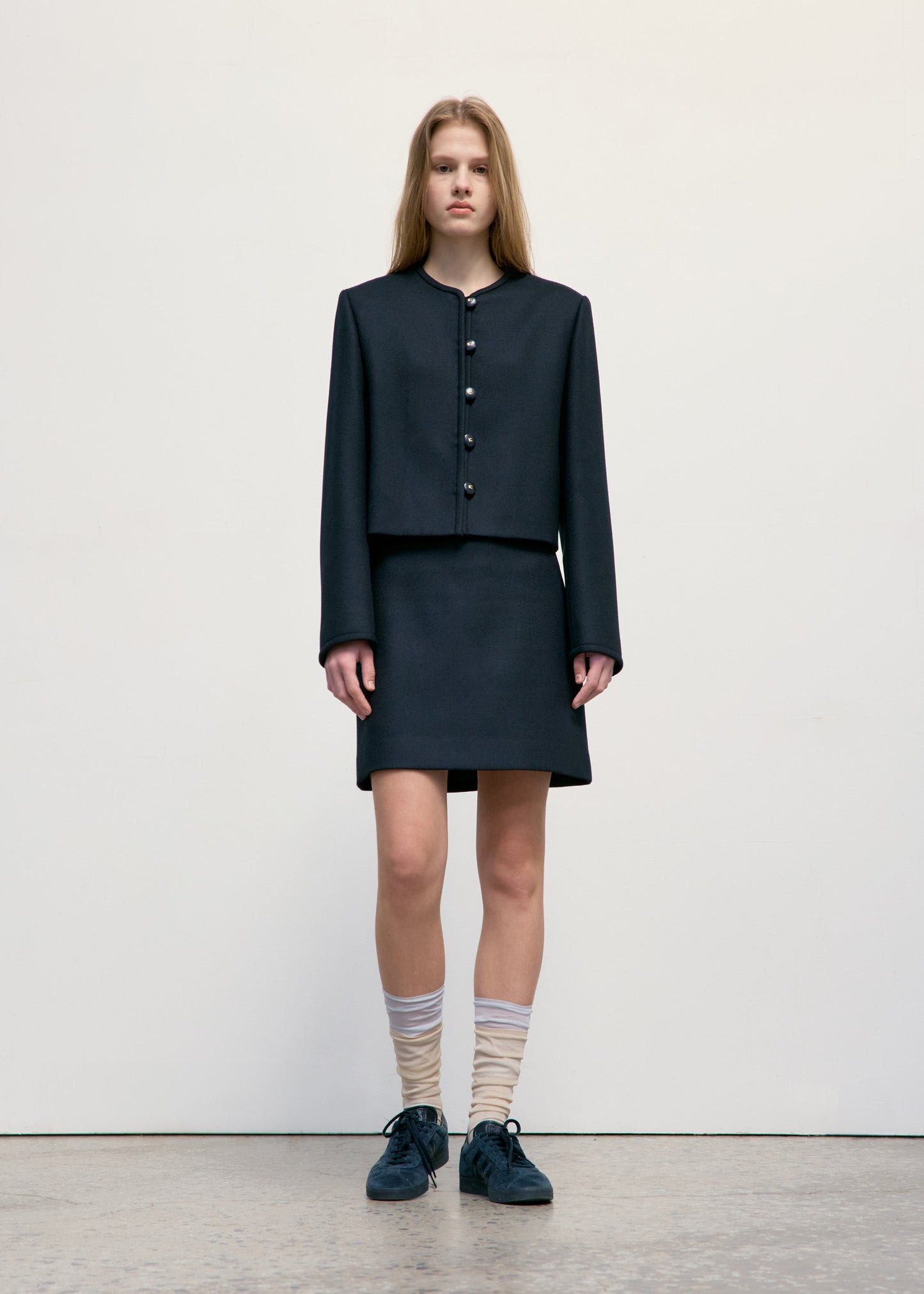 LOW CLASSIC ROUND NECK SHORT JACKET - BLACK
