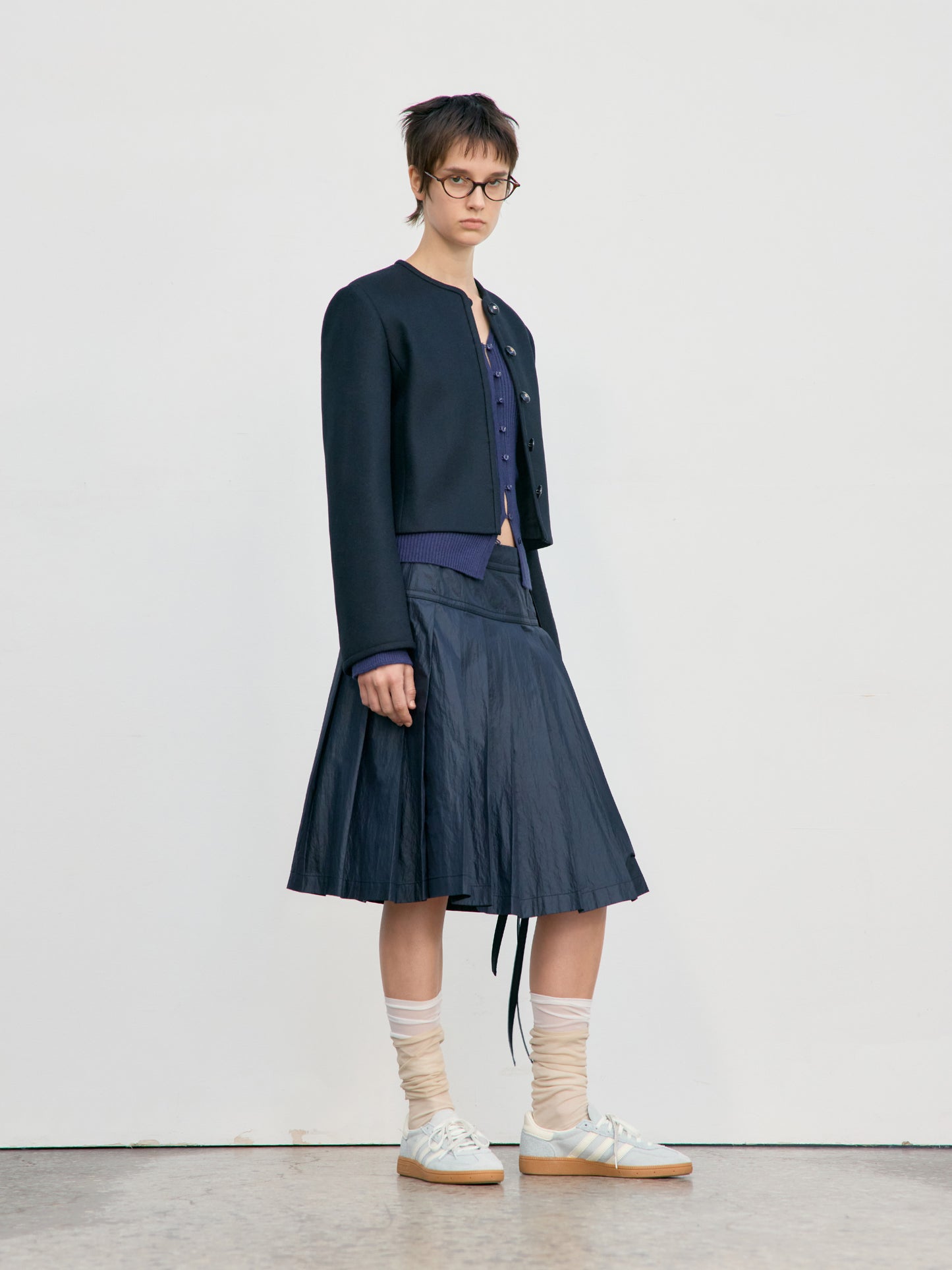 LOW CLASSIC ROUND NECK SHORT JACKET - BLACK