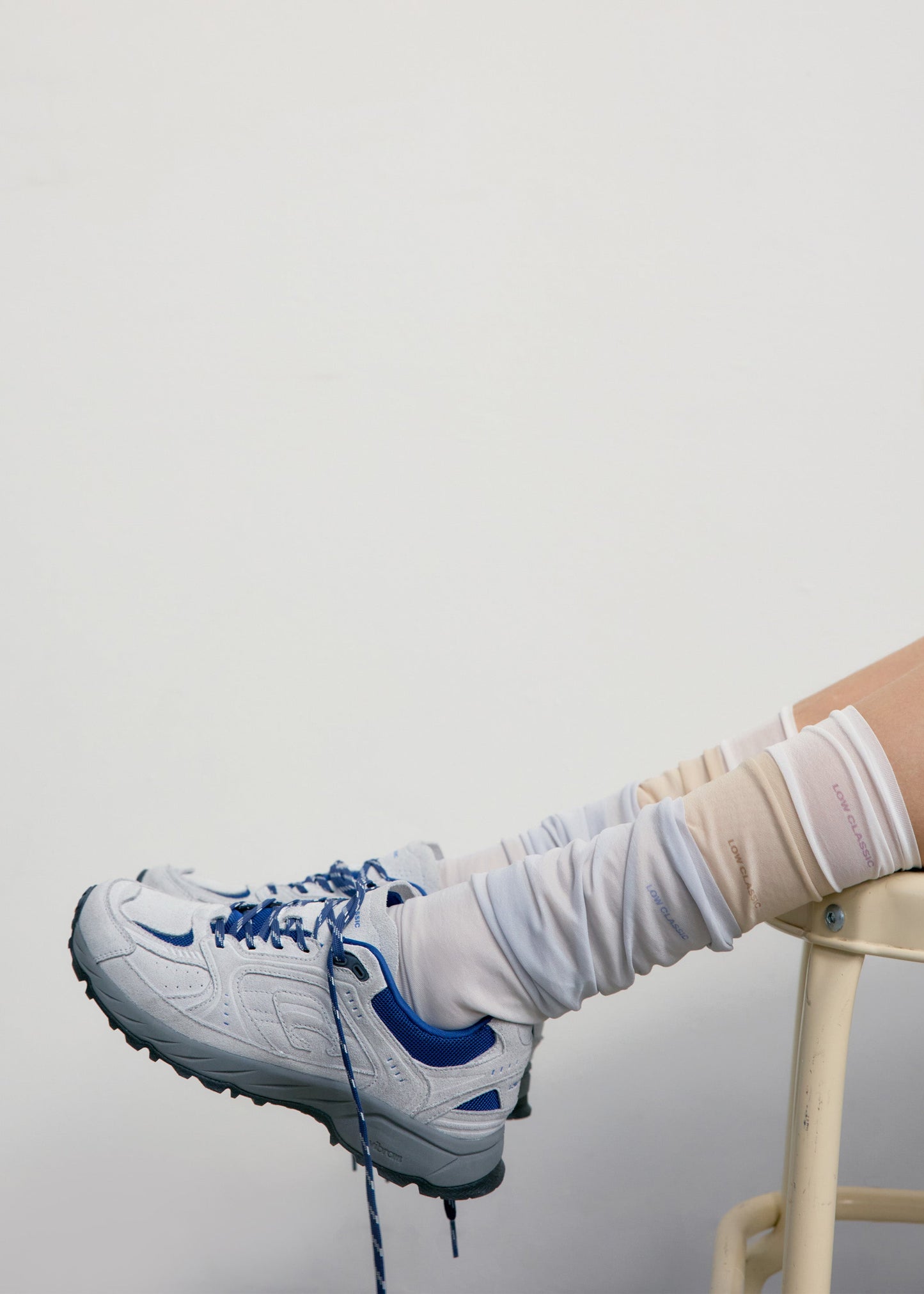 LOW CLASSIC TABI LONG SOCKS - BEIGE