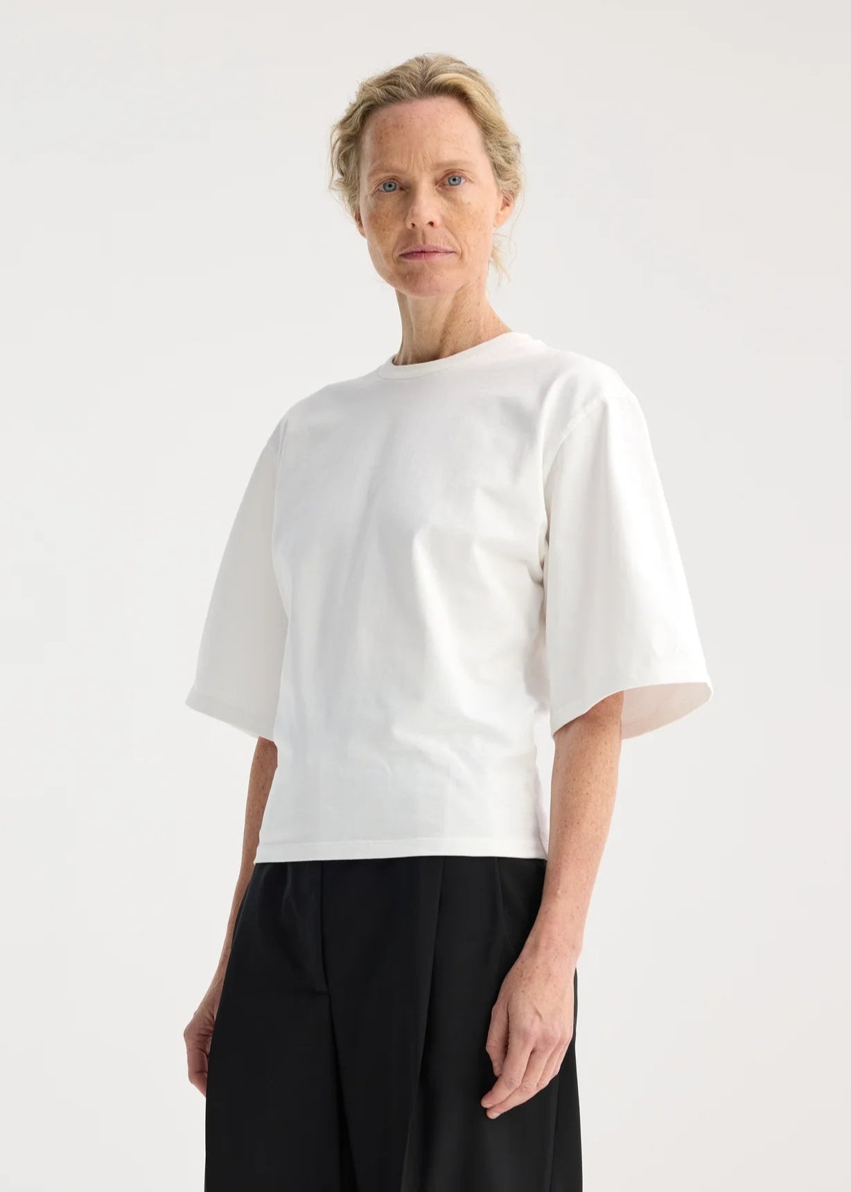 RÓHE FITTED LOGO T-SHIRT - OPTIC WHITE