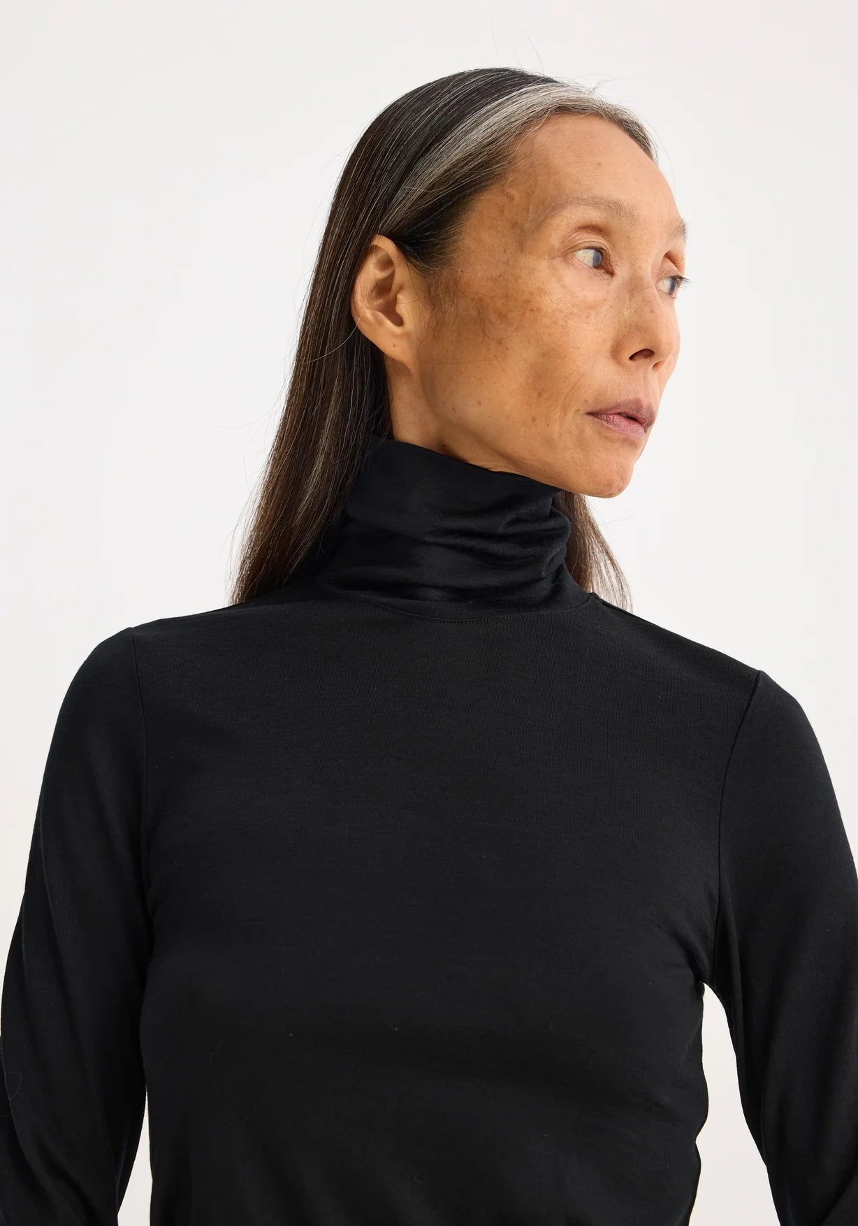 RÓHE LIGHT WEIGHT MERINO WOOL TURTLENECK - BLACK