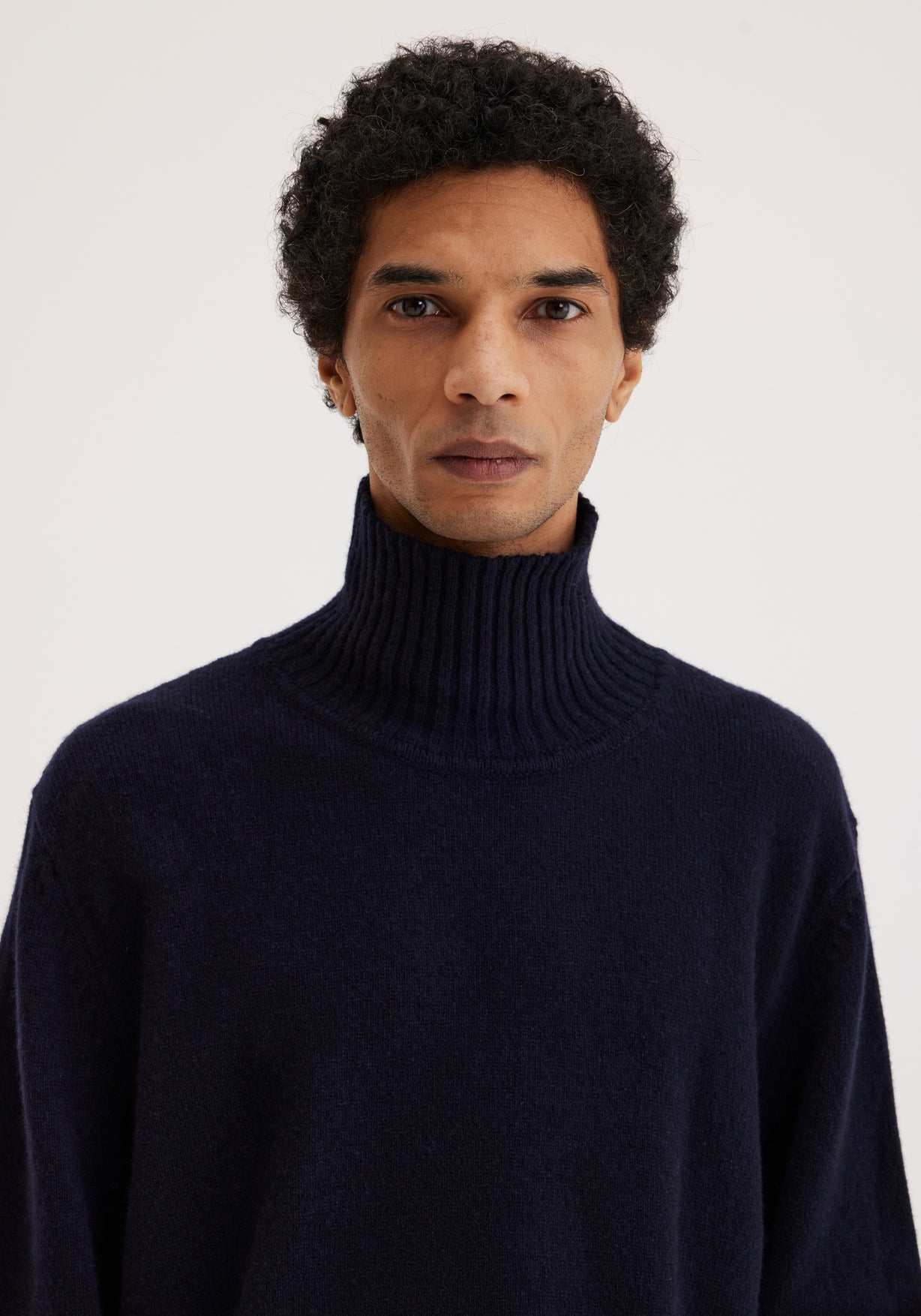 RÓHE MEN WOOL CASHMERE TURTLENECK SWEATER - NAVY