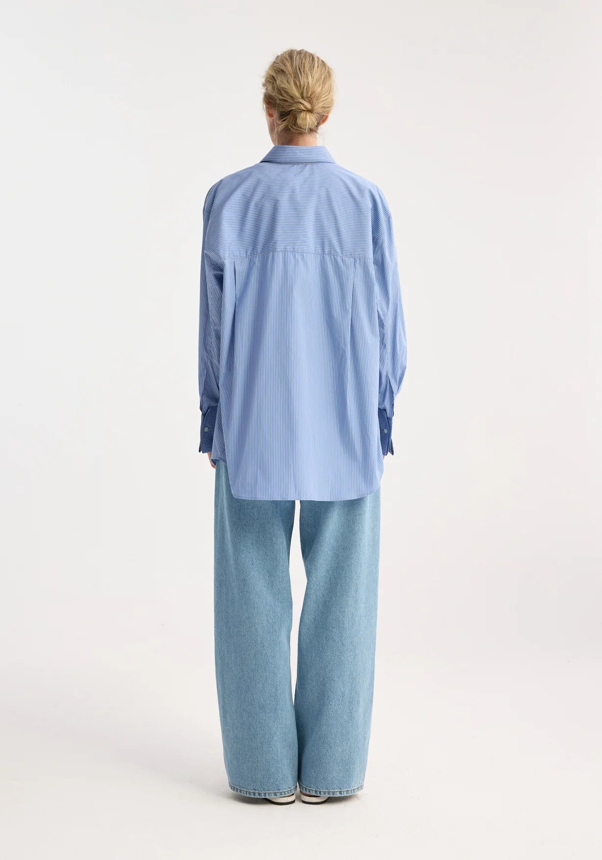 RÓHE OVERSIZED STRIPED SHIRT - LIGHT BLUE WHITE STRIPE