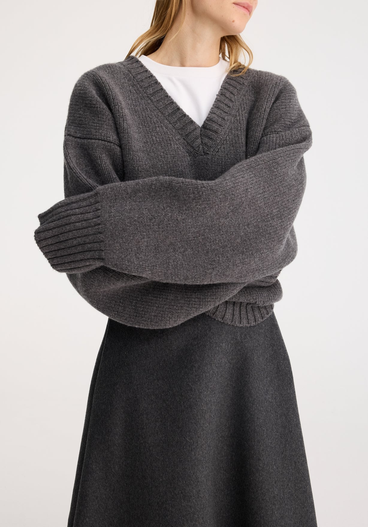 RÓHE COMPACT V-NECK JUMPER - MID GREY MELANGE