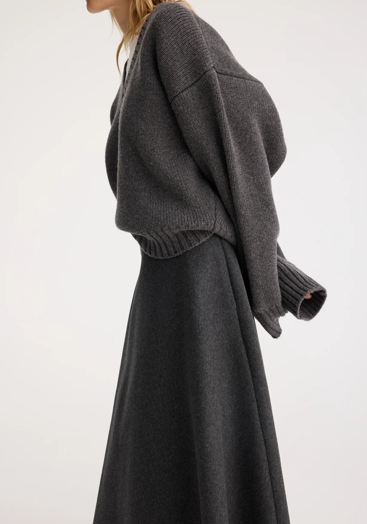 RÓHE COMPACT V-NECK JUMPER - MID GREY MELANGE
