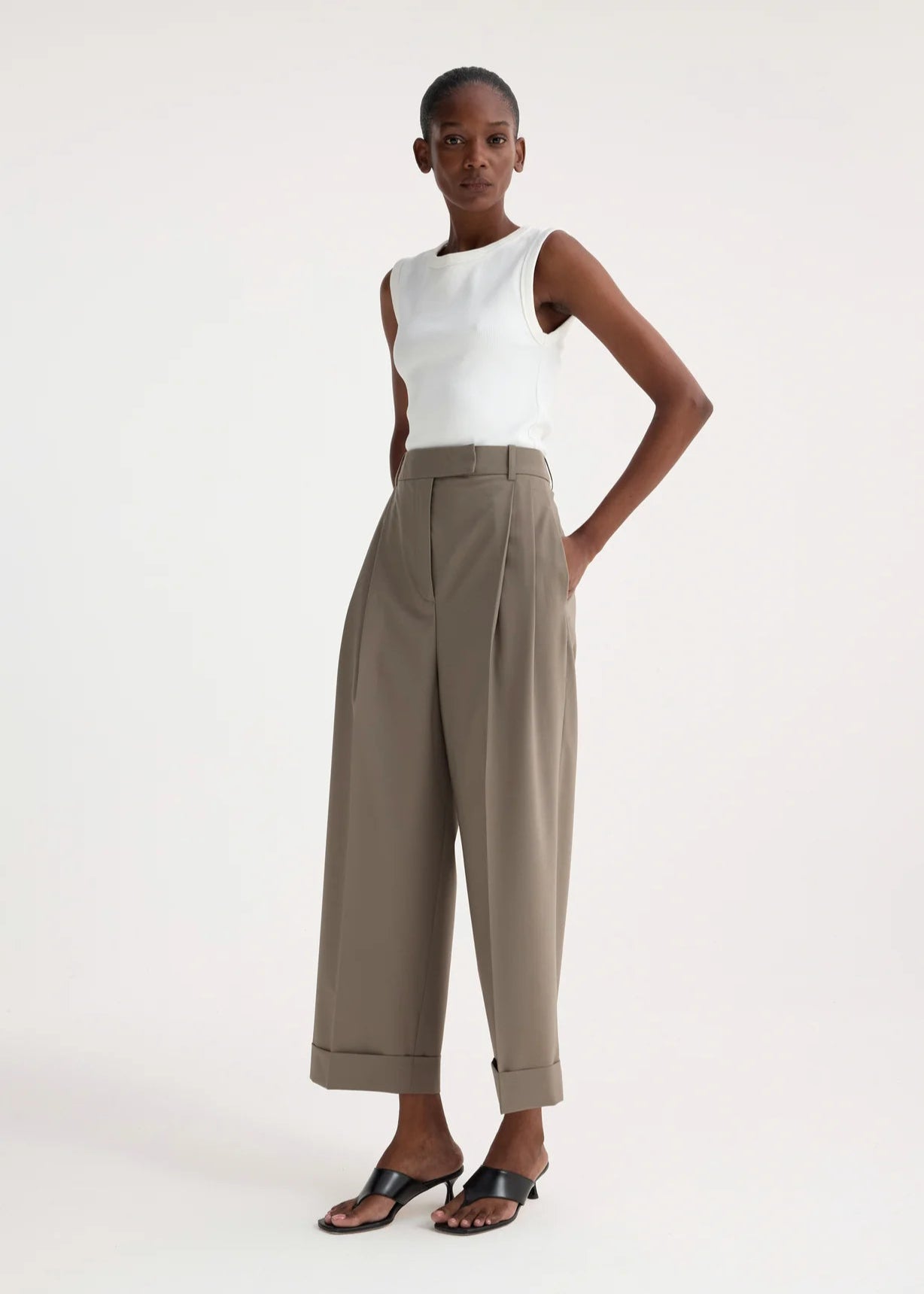 RÓHE HIGHWAIST PANTS WITH TURN-UP - TAUPE