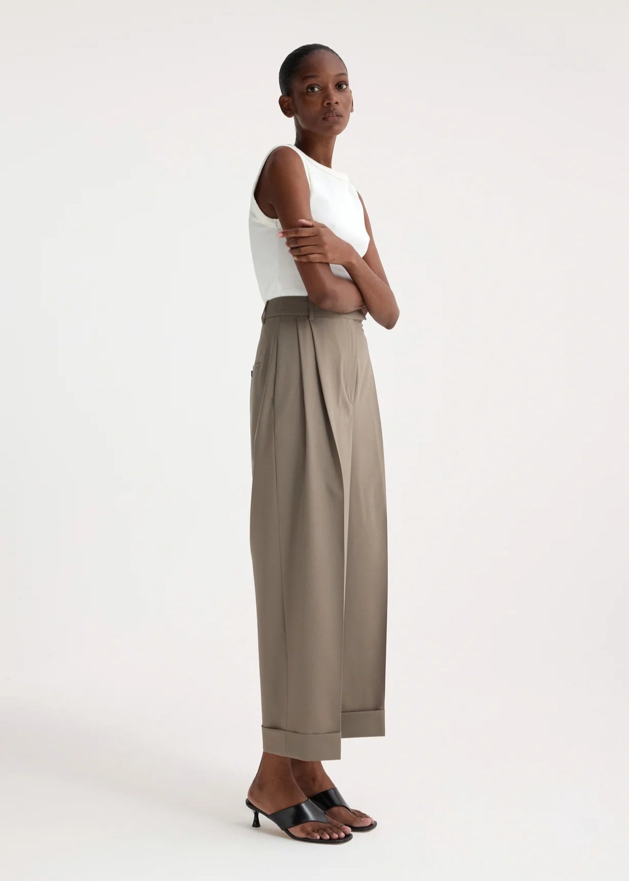 RÓHE HIGHWAIST PANTS WITH TURN-UP - TAUPE