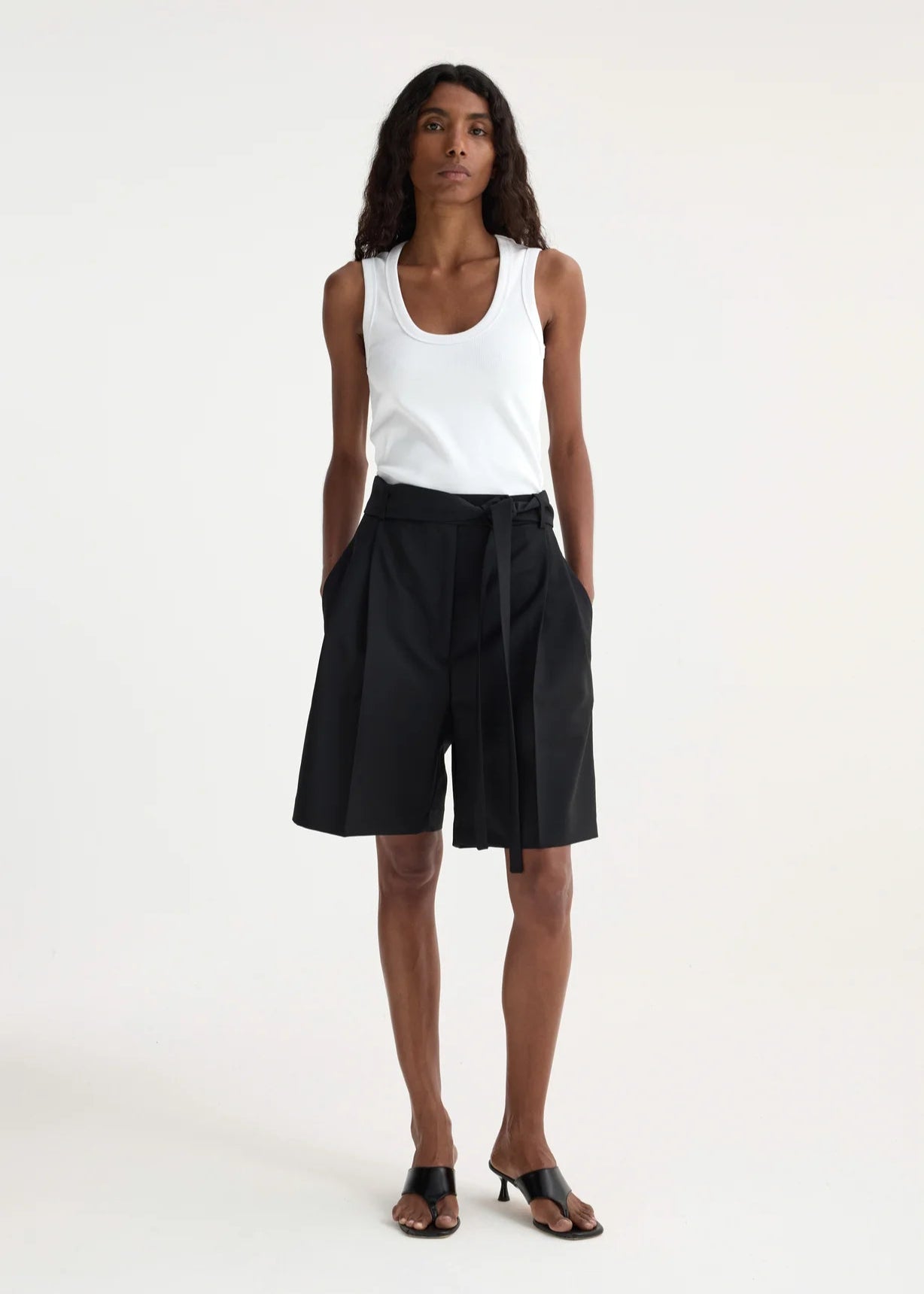 RÓHE TAILORED SHORTS WITH BELT - BLACK