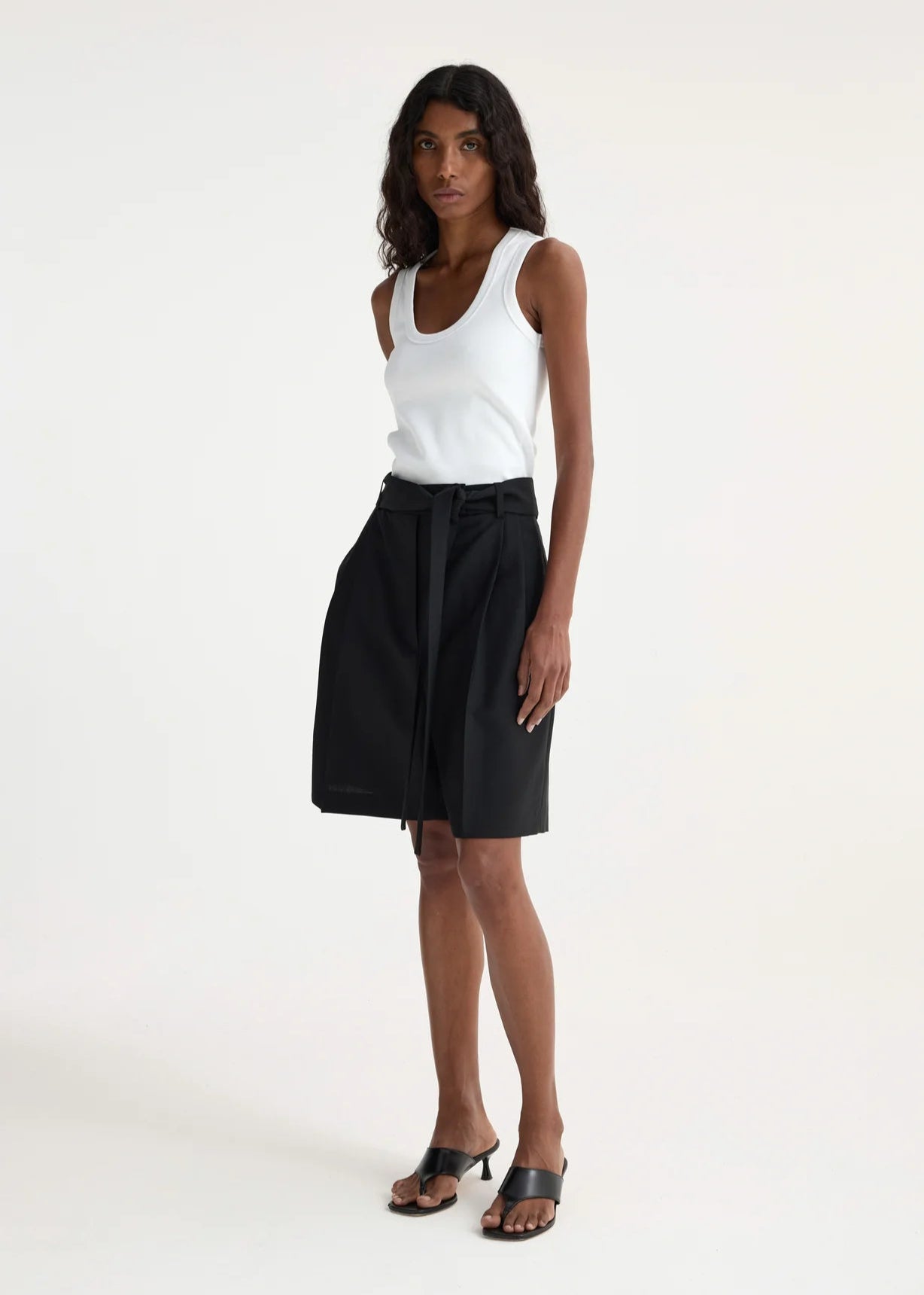 RÓHE TAILORED SHORTS WITH BELT - BLACK