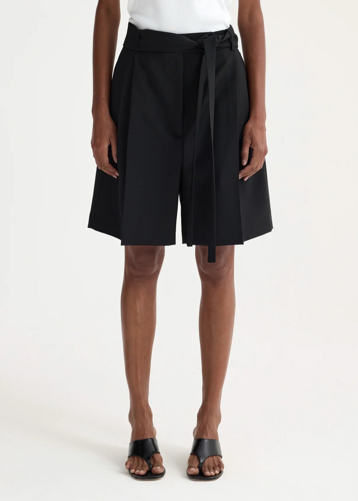 RÓHE TAILORED SHORTS WITH BELT - BLACK