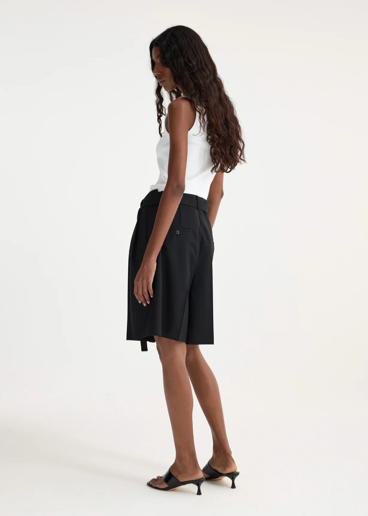 RÓHE TAILORED SHORTS WITH BELT - BLACK
