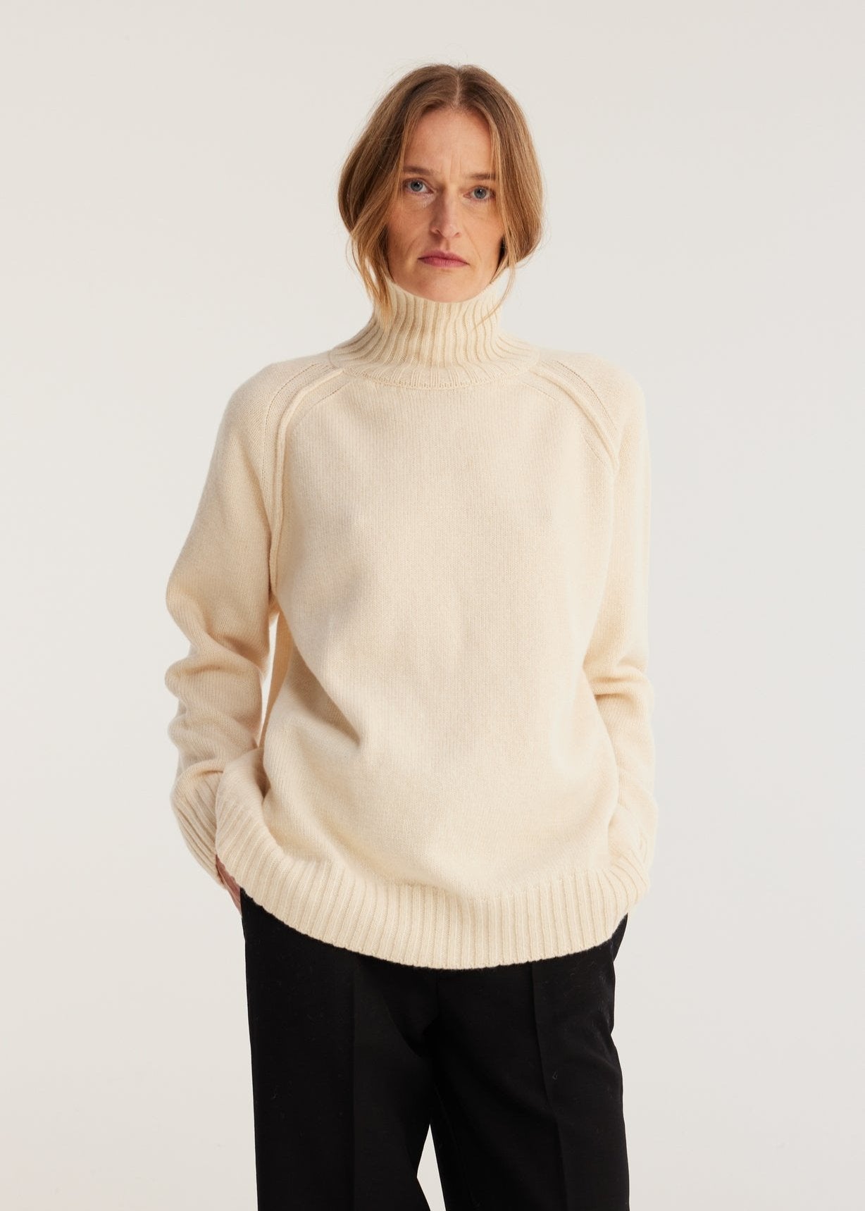 RÓHE WOOL CASHMERE TURTLENECK - OFF-WHITE