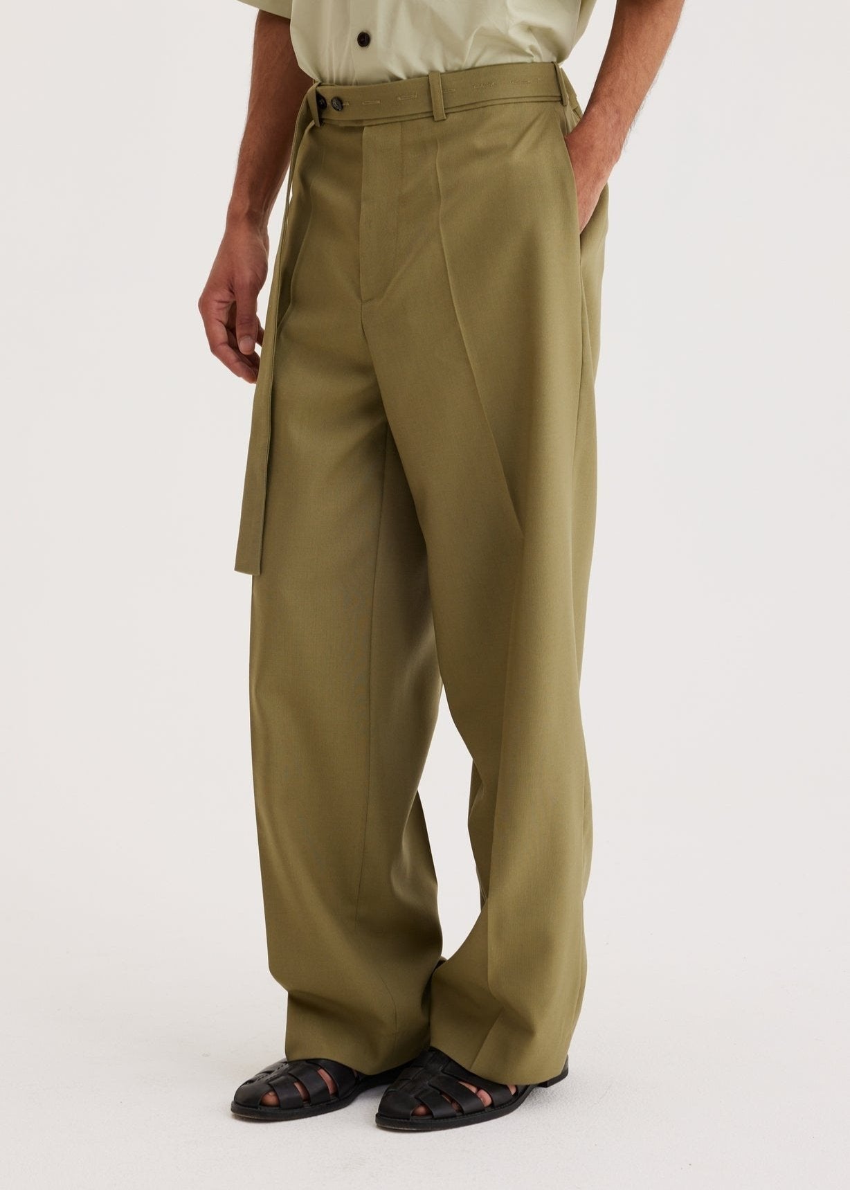 RÓHE MEN BELTED WIDE LEG TROUSERS - SAGE