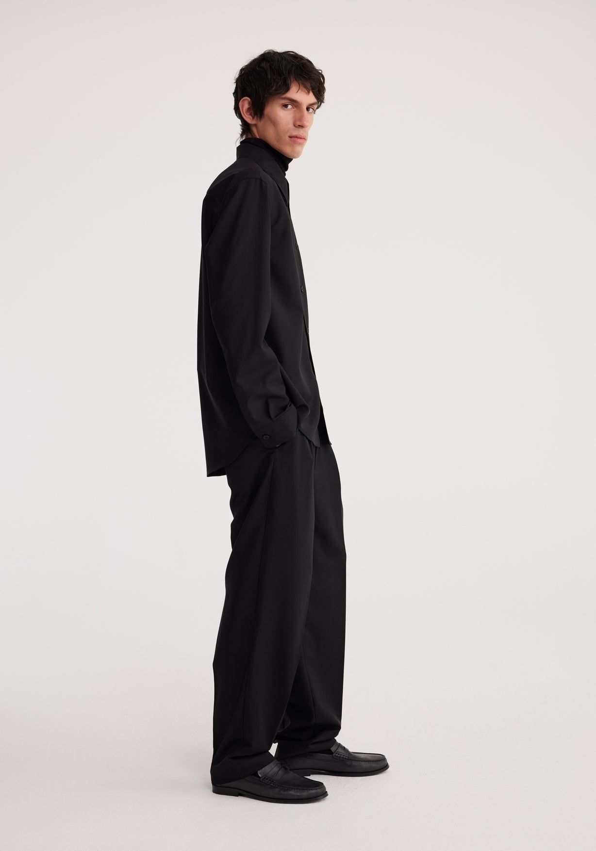 RÓHE MEN SLIM CLASSIC LONGSLEEVE SHIRT - BLACK
