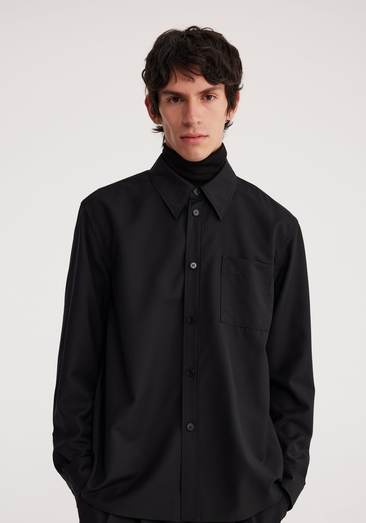 RÓHE MEN SLIM CLASSIC LONGSLEEVE SHIRT - BLACK
