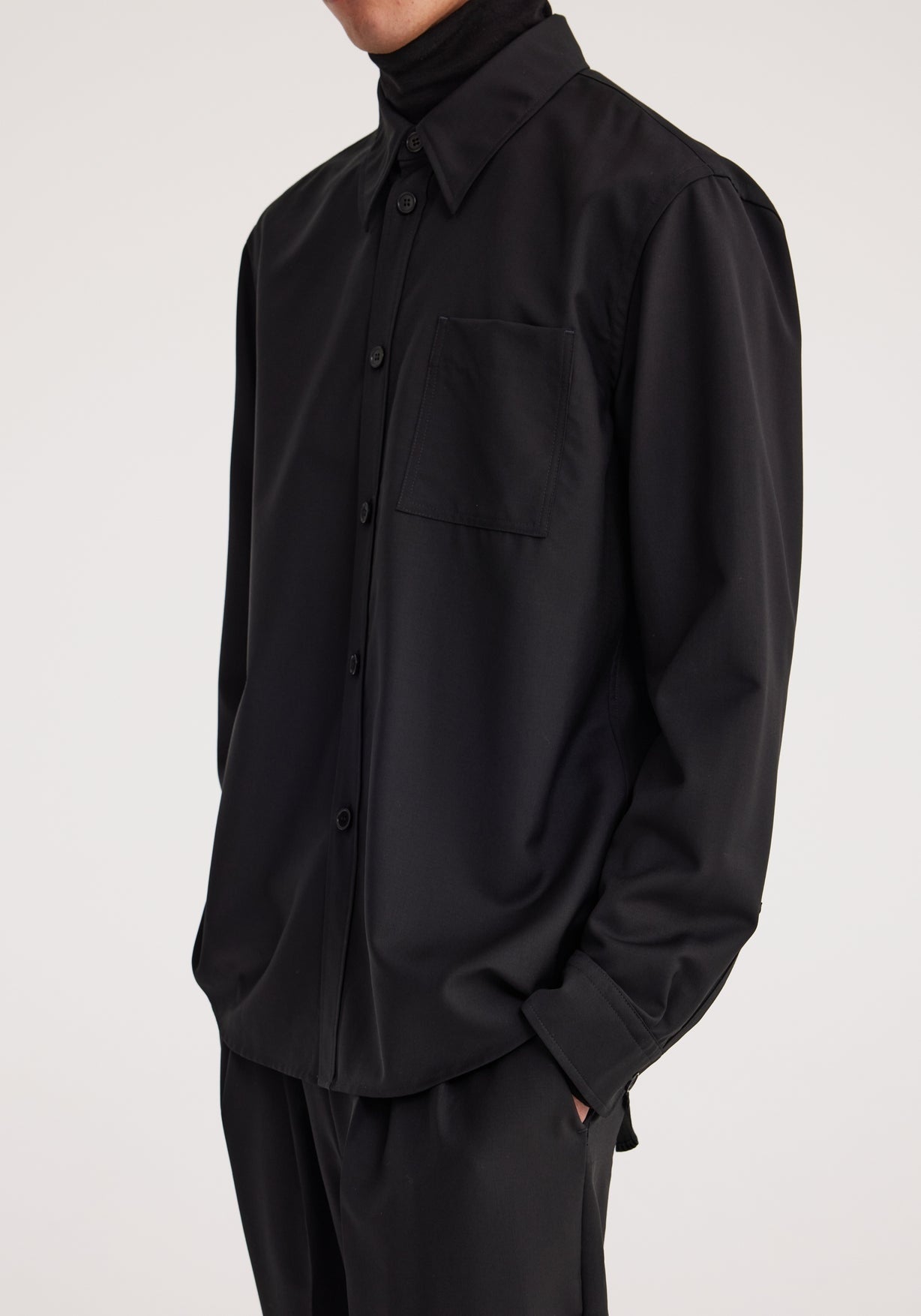 RÓHE MEN SLIM CLASSIC LONGSLEEVE SHIRT - BLACK