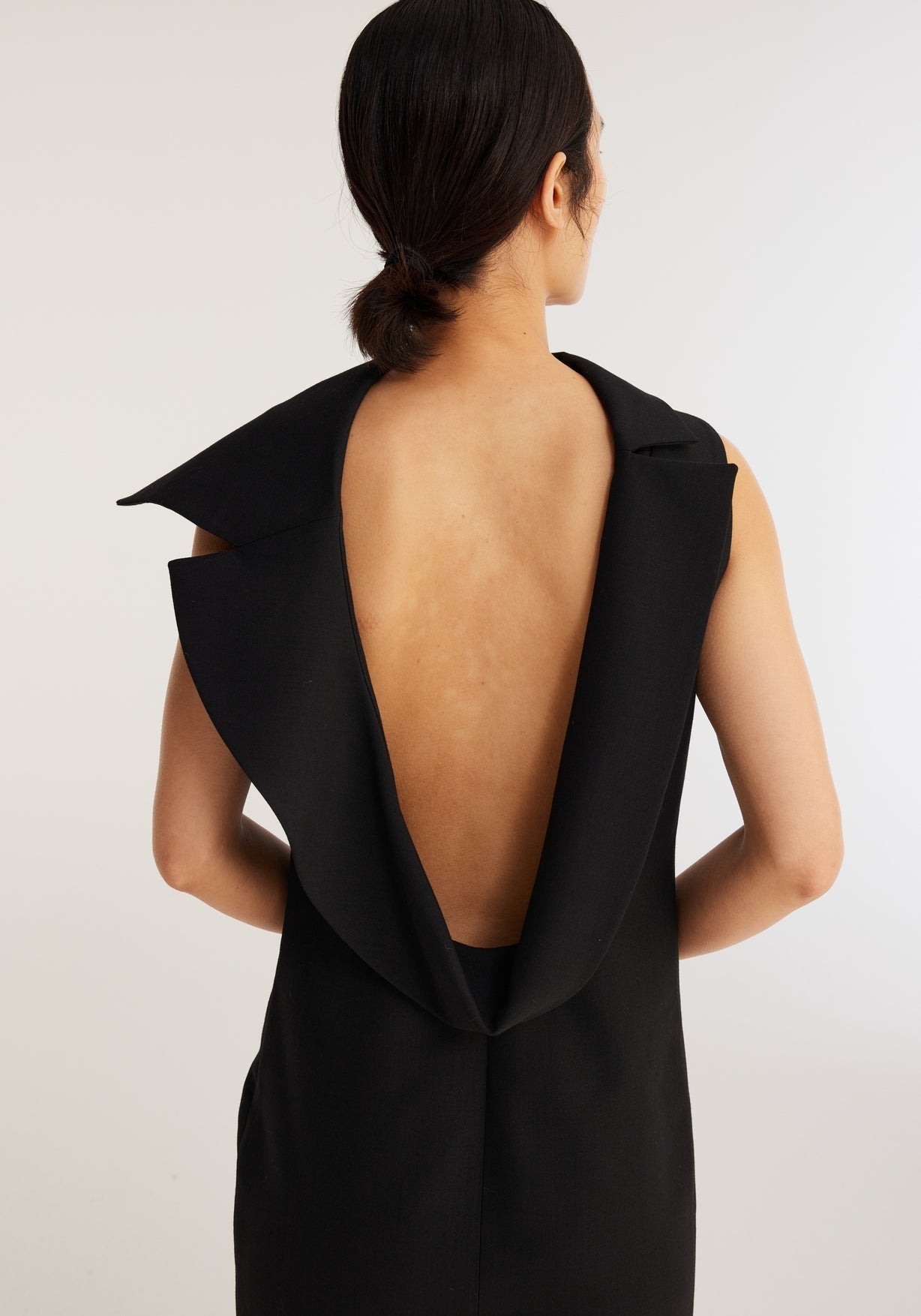 RÓHE SCULPTURAL OPEN BACK TAILORED DRESS - NOIR