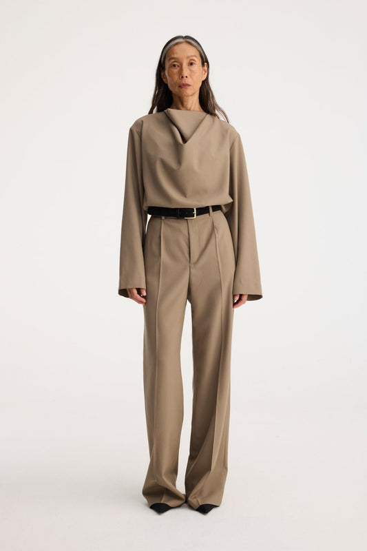 RÓHE RELAXED SINGLE PLEATED TROUSERS - KHAKI