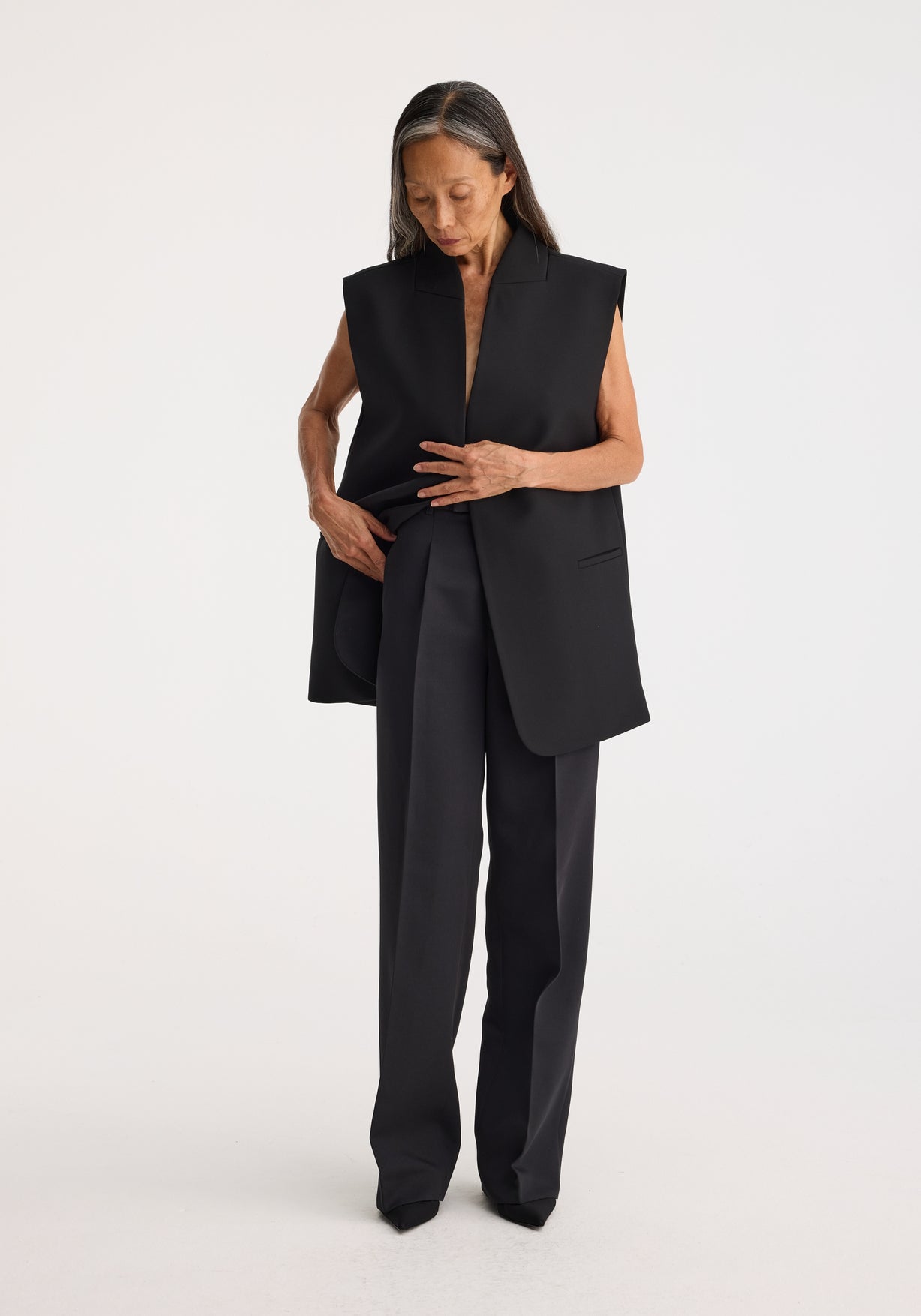 RÓHE SLEEVELESS JACKET - BLACK