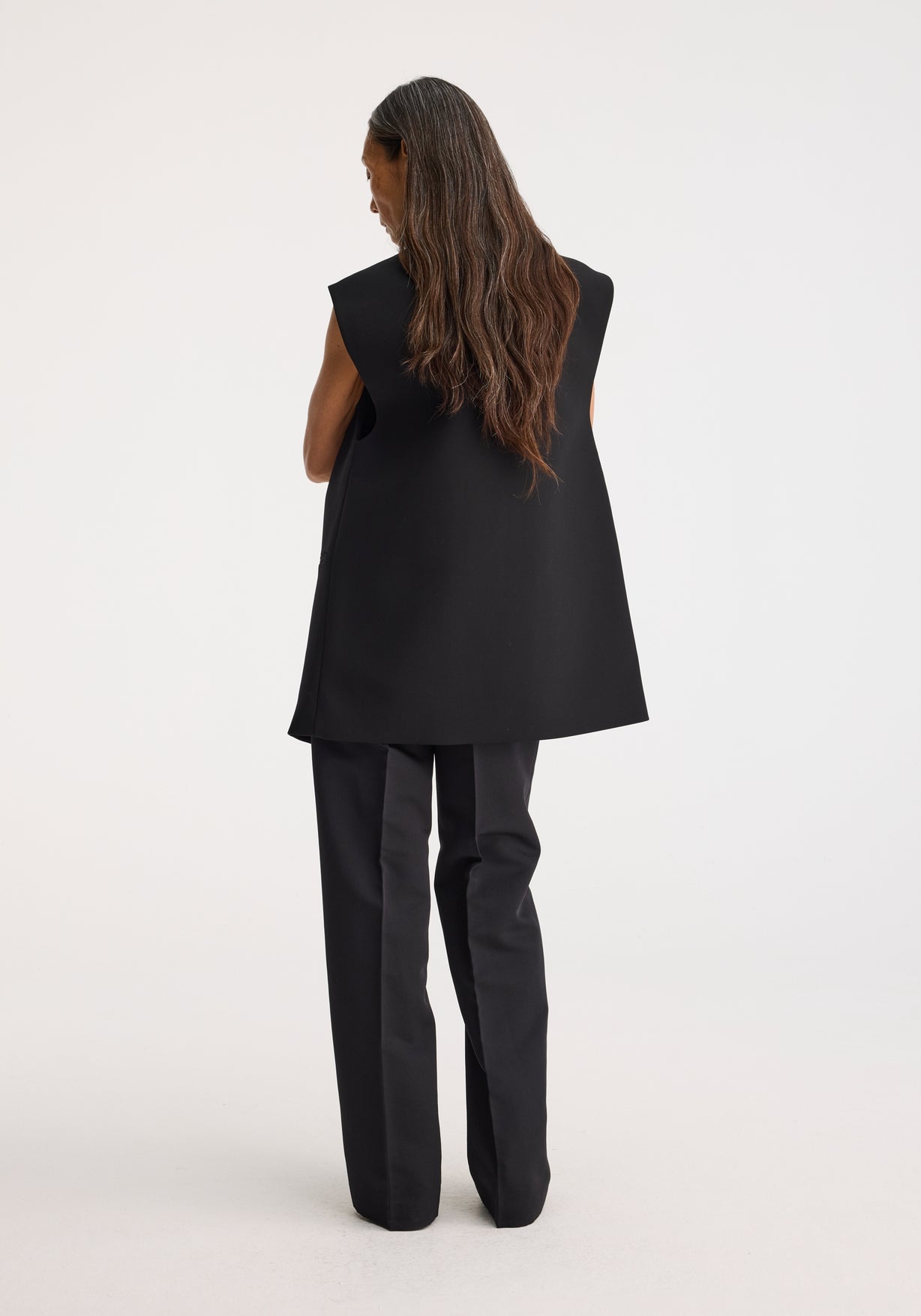 RÓHE SLEEVELESS JACKET - BLACK